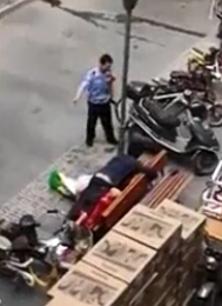 资讯《男女在街头座椅上玩路震 城管多次训斥